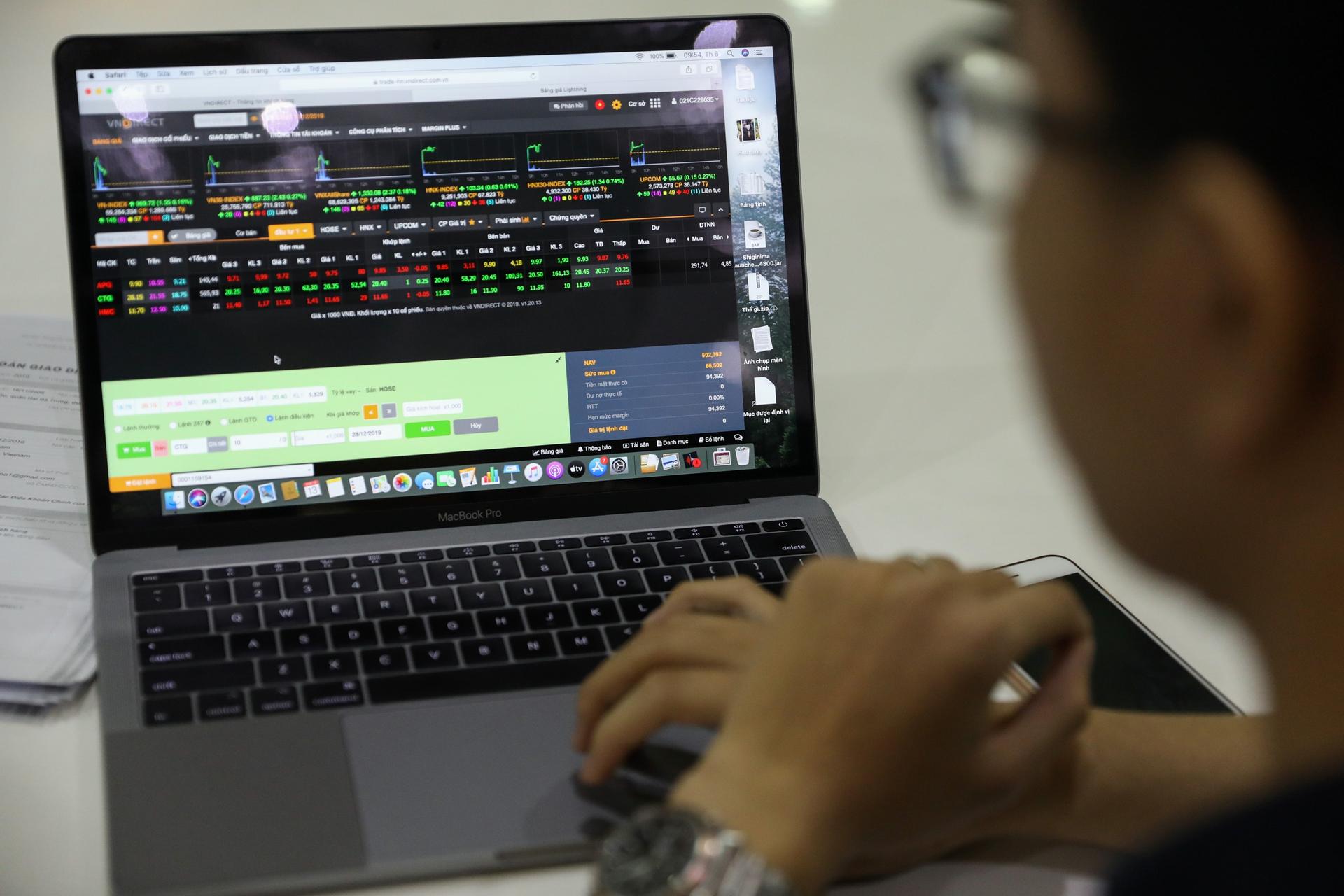 VN-Index giảm điểm, dòng tiền dịch chuyển sang nhóm ngân hàng và công nghệ