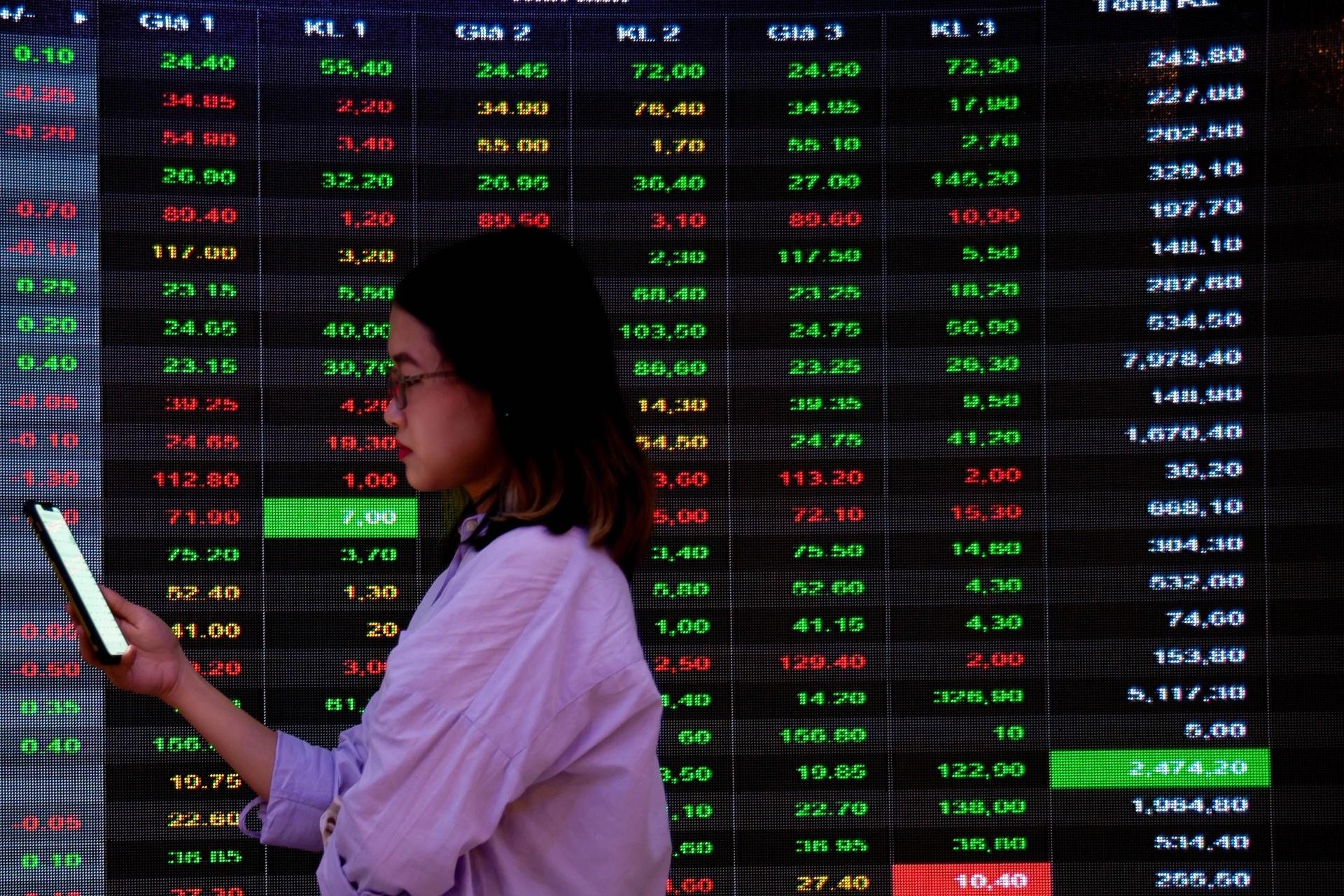 Cổ phiếu Vingroup đồng loạt tăng trần, VN-Index bứt phá mạnh