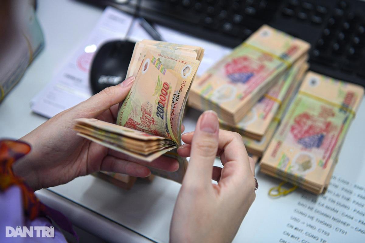 Lãi suất liên ngân hàng tăng vọt lên 11%, Ngân hàng Nhà nước bơm vốn
