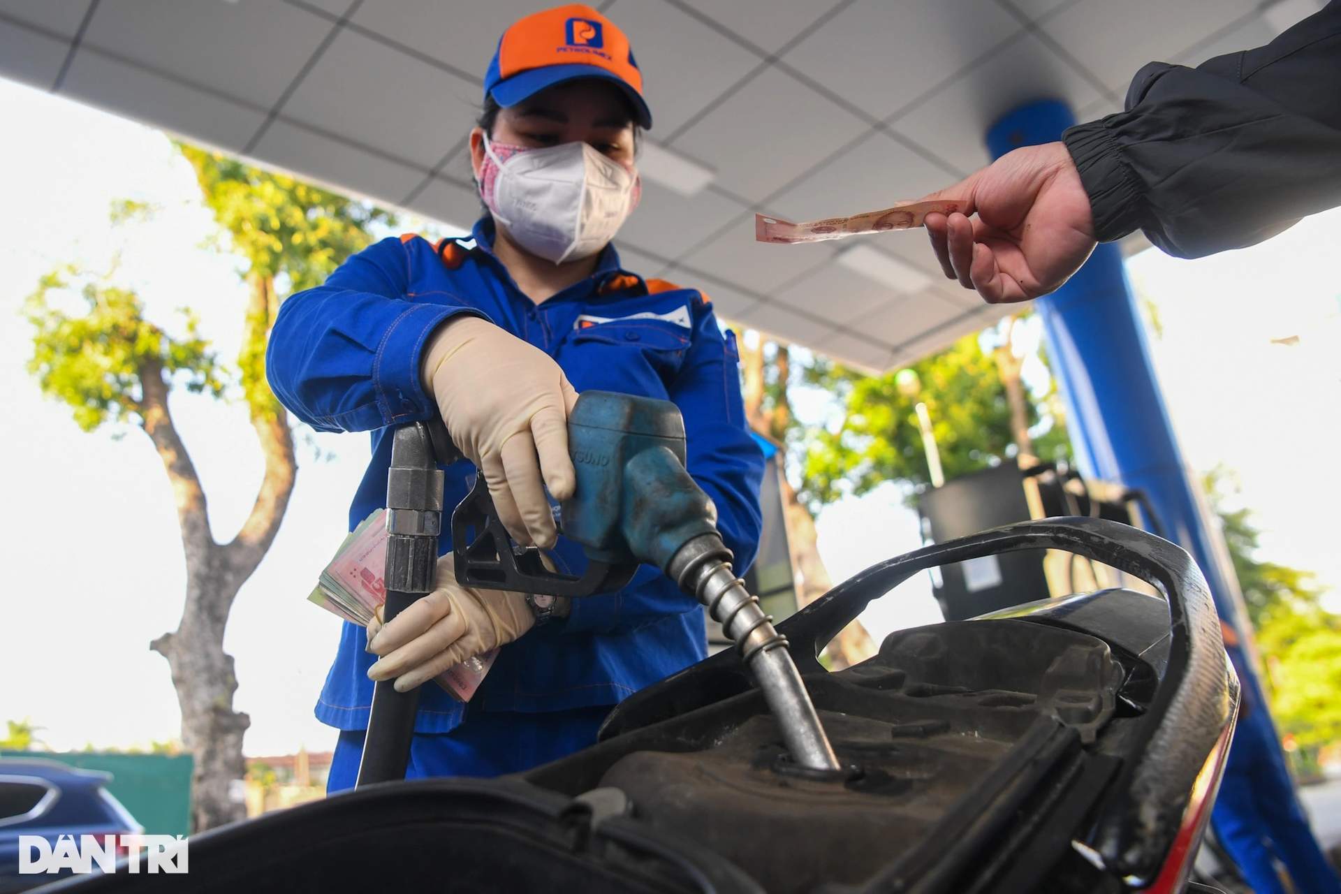 Giá xăng tăng hơn 1.400 đồng mỗi lít dù chính sách giảm thuế còn hiệu lực