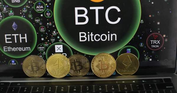 Bitcoin quanh mốc 77.000 USD: MicroStrategy gom hàng, nhà đầu tư lo âu
