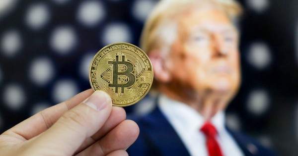Bitcoin lùi về mốc 58.000 USD trong ngày ông Trump báo lãi tỉ đô từ crypto